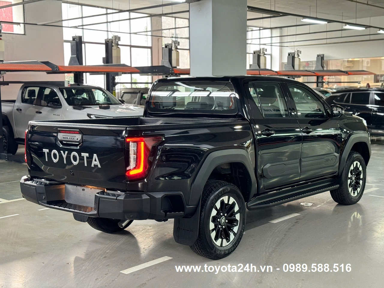 toyota-hilux-2.8AT-4x4-2026-mau-den-bang-gia-xe-moi